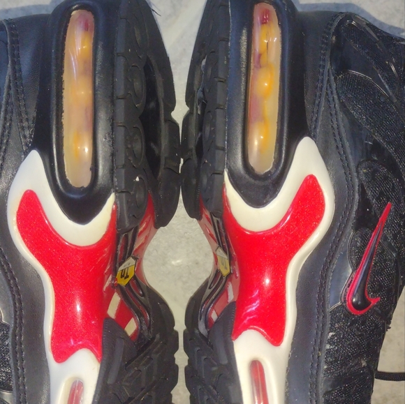 Nike(2018) Black and Red Women's Sneakers - Picture 13 of 14